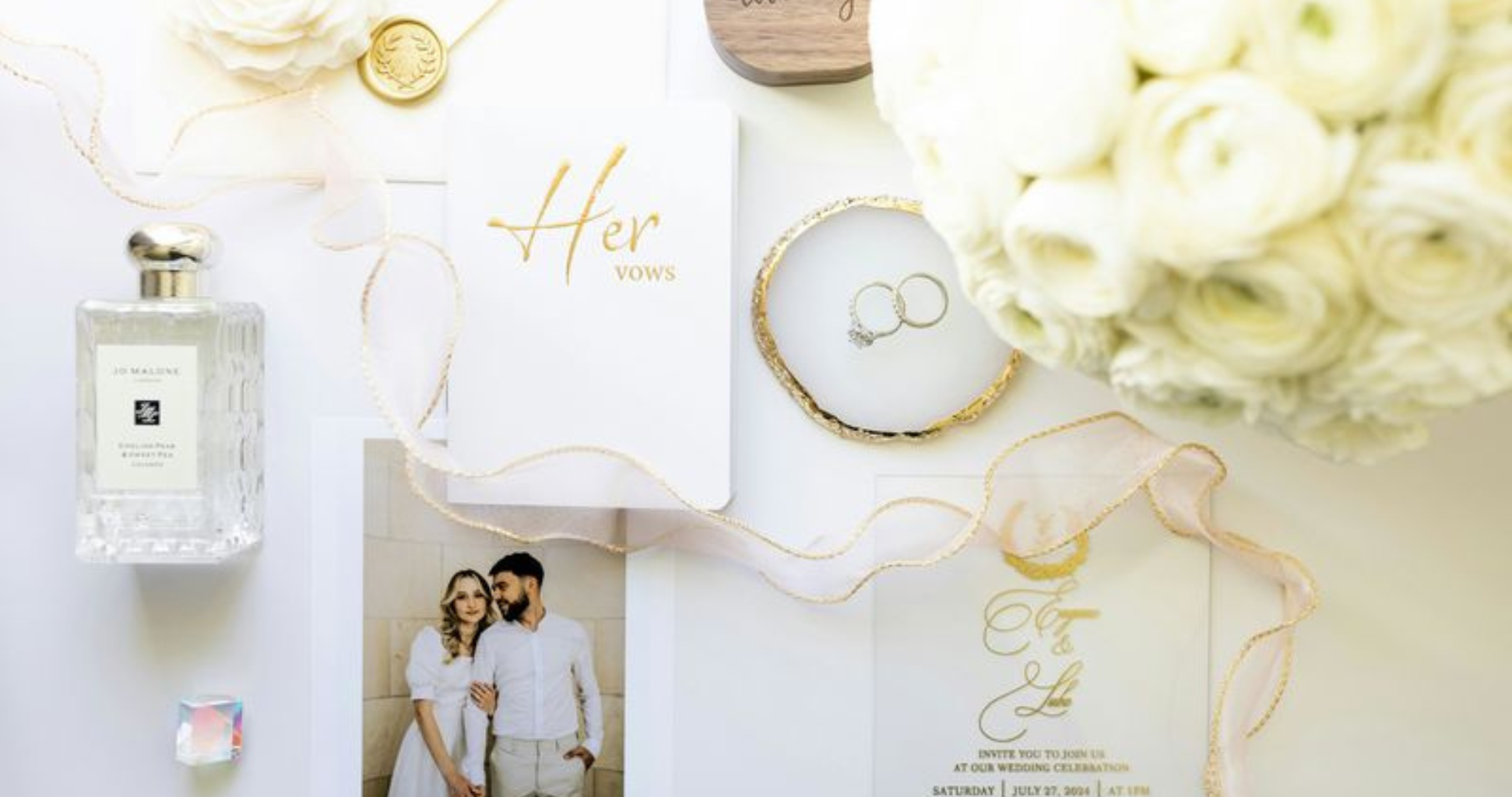 עיצוב הזמנה לחתונה עם שפה גרפית זהה לשאר מוצרי האירוע