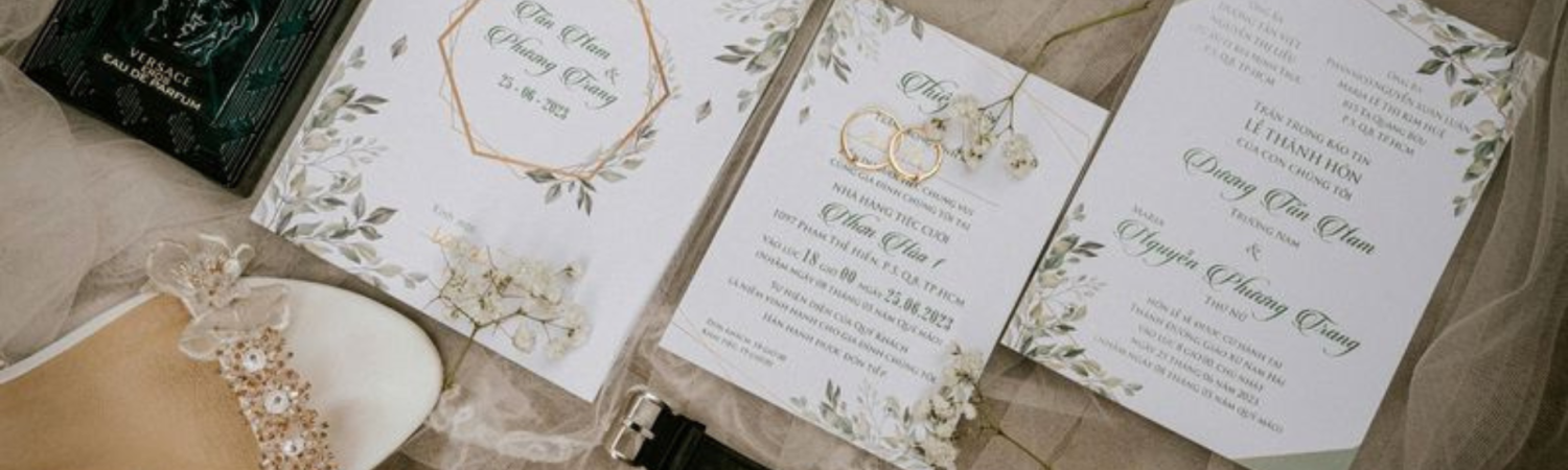 עיצוב הזמנה לחתונה עם שפה גרפית זהה לשאר מוצרי האירוע