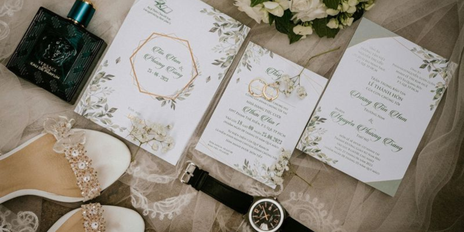 עיצוב הזמנה לחתונה עם שפה גרפית זהה לשאר מוצרי האירוע